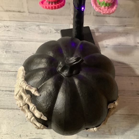 GOBLIN & GHOUL 10in Pumpkin With Skeleton Hands - Picture 3 of 7